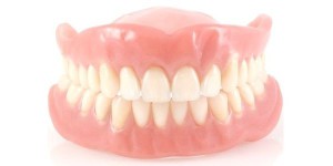 Съемные зубные протезы: преимущества и уход