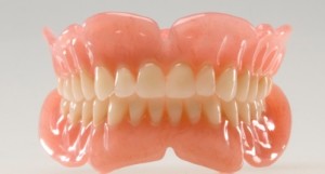 Съемные пластиночные протезы — доступный способ реставрации зубов