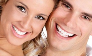 Голливудская улыбка — белоснежные зубы в домашних условиях