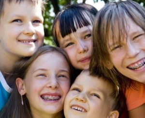в каком возрасте лучше устанавливать брекеты. %D0%B2%D0%BE%D0%B71. в каком возрасте лучше устанавливать брекеты фото. в каком возрасте лучше устанавливать брекеты-%D0%B2%D0%BE%D0%B71. картинка в каком возрасте лучше устанавливать брекеты. картинка %D0%B2%D0%BE%D0%B71. Брекеты далеко не всегда предназначены исключительно для эстетики, часто они необходимы по медицинским показаниям. При исправлении прикуса иногда меняется и форма лица. Итоговый результат зависит не только от профессионализма доктора, но и от самого пациента. Хотите знать больше о брекетах? Врач-ортодонт Елена Хомич ответила на 15 самых распространенных вопросов.